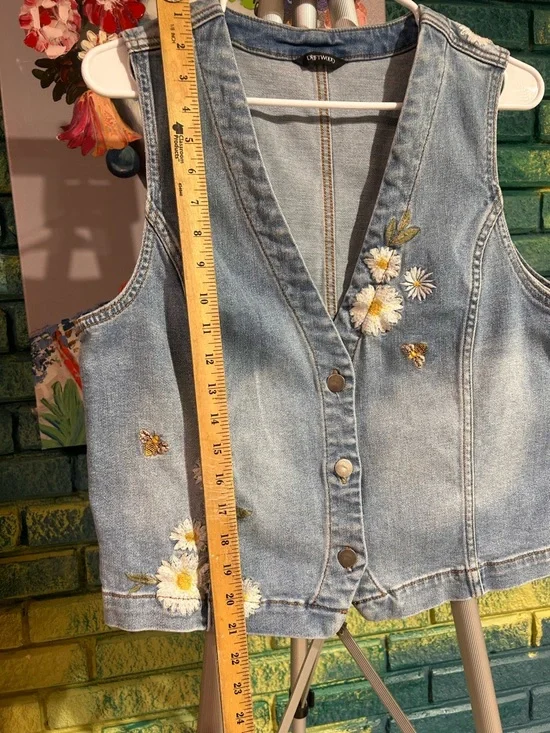 Embroidered Daisy Light Wash Denim Vest - Picture 3 of 8